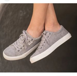 Taos “Plim Soul” grey wash tennis shoes. Size 7